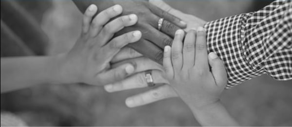 Mains superposées symbolisant le soutien familial et thérapeutique
